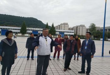 原核工业部副部长张振华参观张澜生平事迹陈列馆
